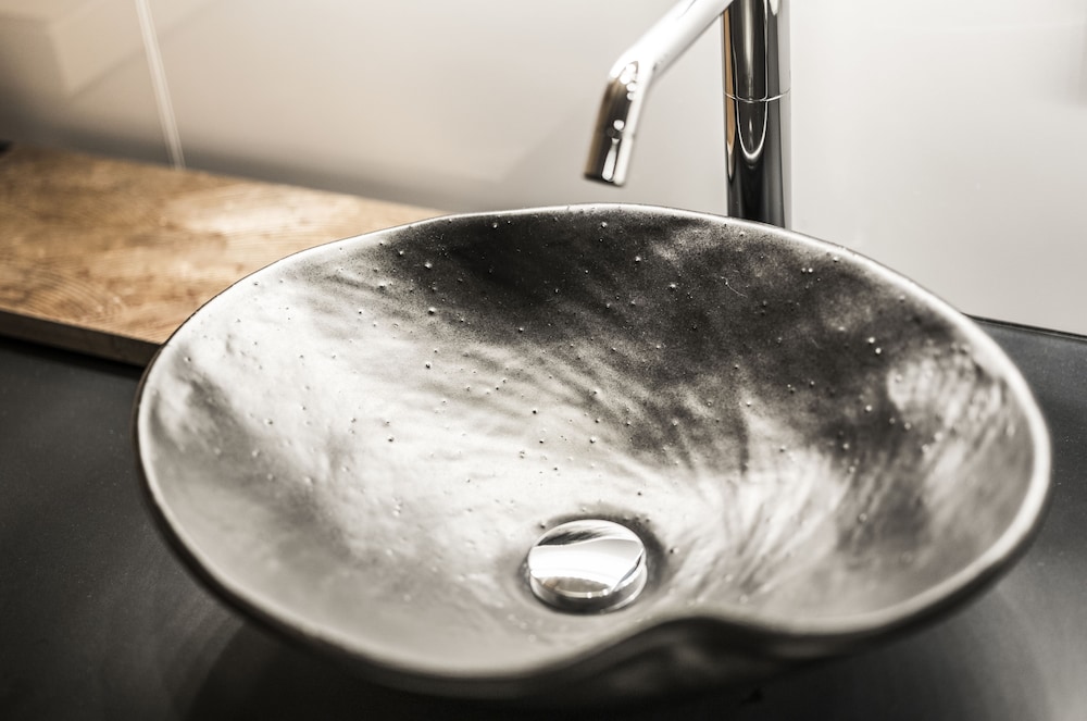 プレミアム ダブルルーム クイーンベッド 1 台 禁煙 バルコニー(トリップアドバイザー2020受賞) バスルームのシンク0 | ヴィラ 三条室町・京都