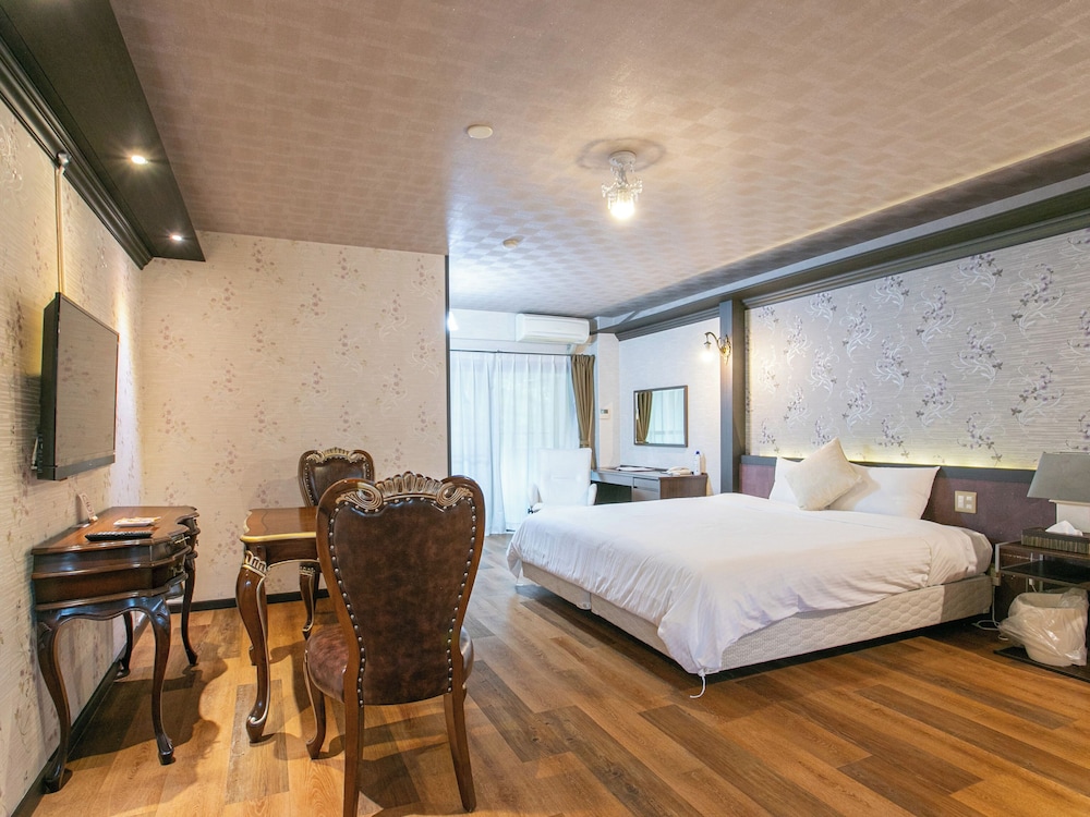 ダブルルーム キングベッド 1 台 客室2 | 四季彩ホテル 湯布院別荘