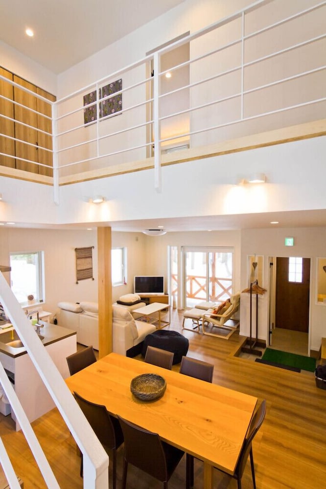 ワダノシャレー – 3ベッドルーム – 和田野エリア 禁煙 客室内のダイニングエリア1 | 森のシャレー