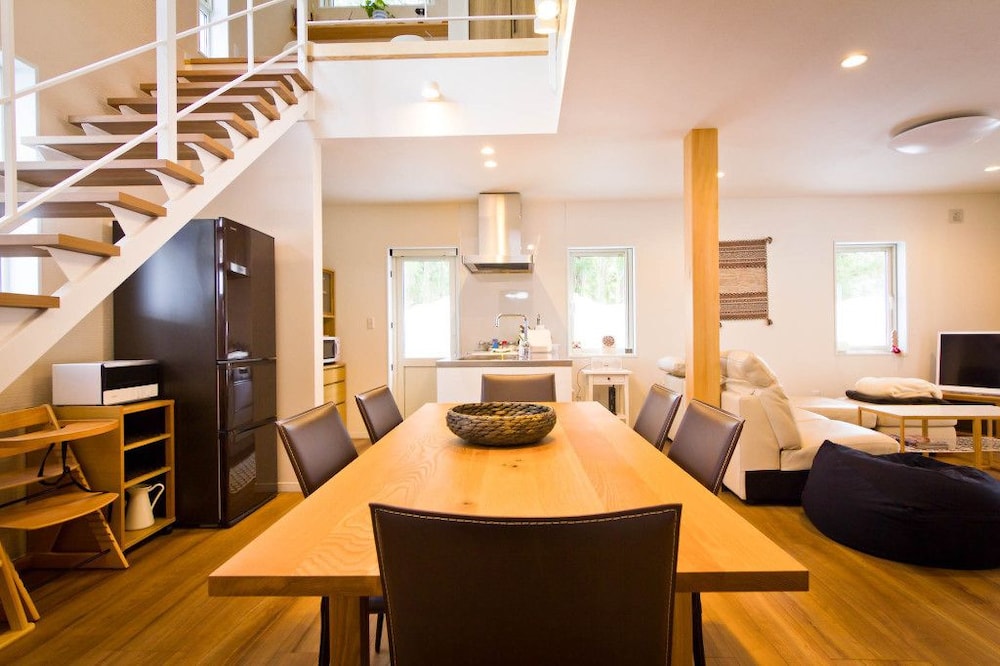 ワダノシャレー – 3ベッドルーム – 和田野エリア 禁煙 客室内のダイニングエリア0 | 森のシャレー