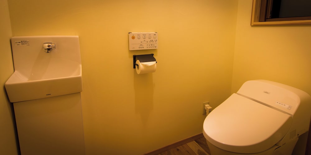 ラーチピークシャレー – 2ベッドルーム – みそらのエリア 禁煙 バスルーム1 | 森のシャレー