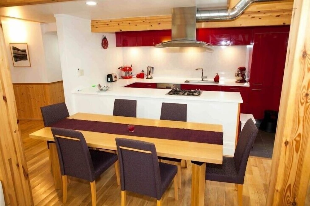 アルプスビューシャレー – 4ベッドルーム – 和田野エリア 禁煙 客室内のダイニングエリア0 | 森のシャレー