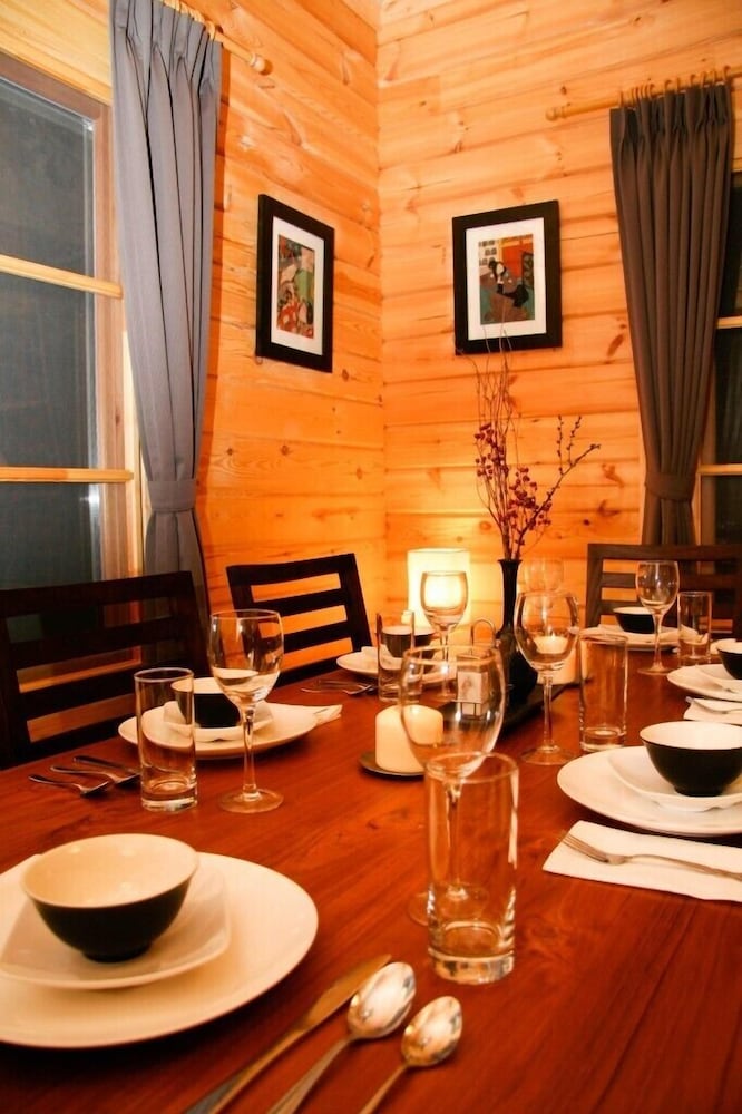 ユキシャレー – 3ベッドルーム – 和田野エリア 禁煙 客室内のダイニングエリア1 | 森のシャレー