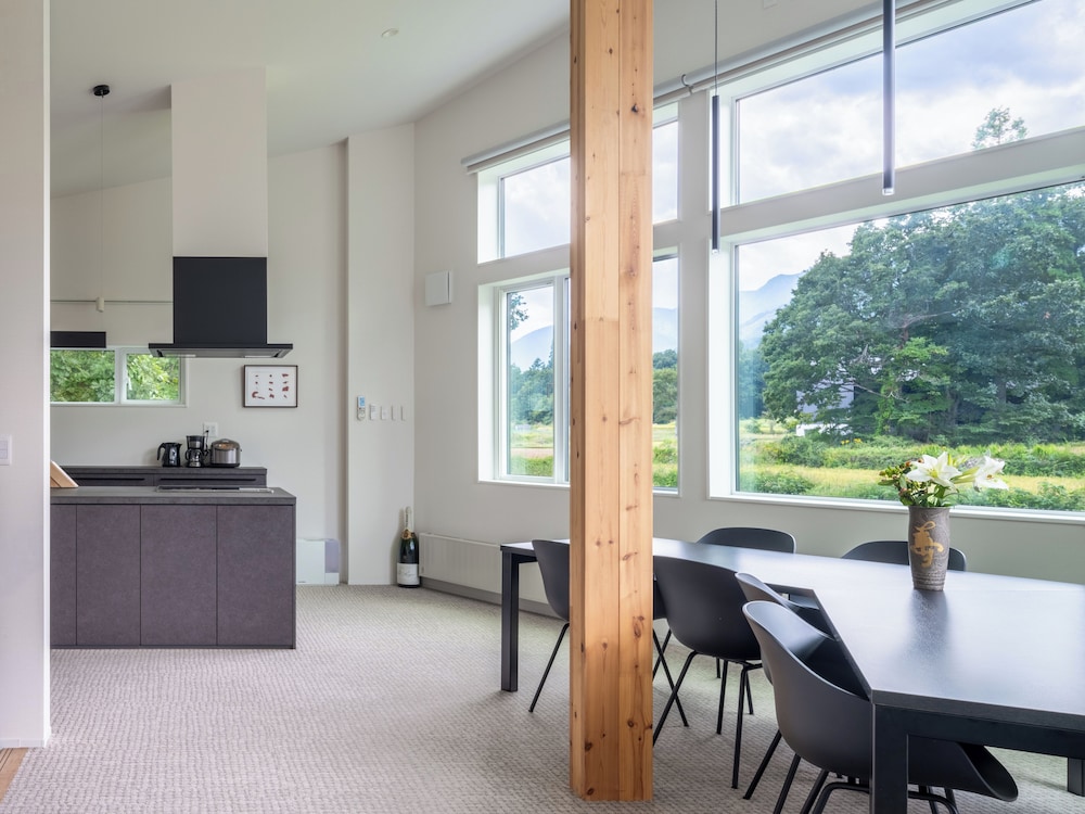 サースフェーシャレー – 5ベッドルーム – 八方エリア 禁煙 リビング エリア0 | 森のシャレー