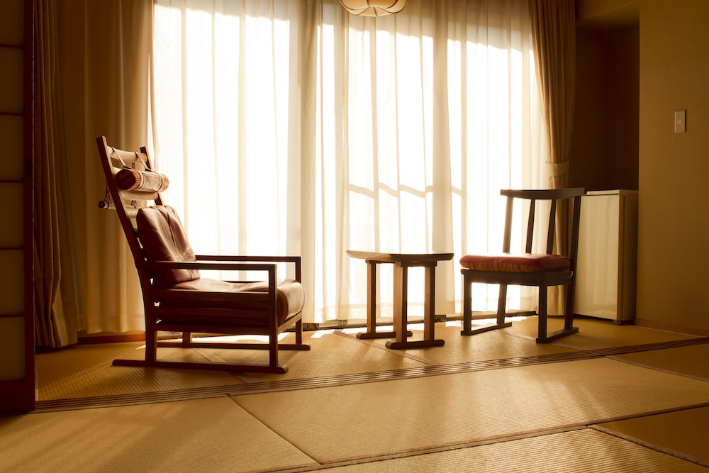 -華 HANA- ゆとりの10畳＋広縁＋踏込 客室2 | 湯河原リトリート ご縁の杜