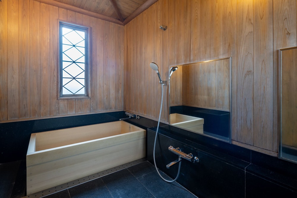 [桐の間] 離れ北側客室 露天風呂付き 禁煙 バスルーム0 | Ryokan尾道西山