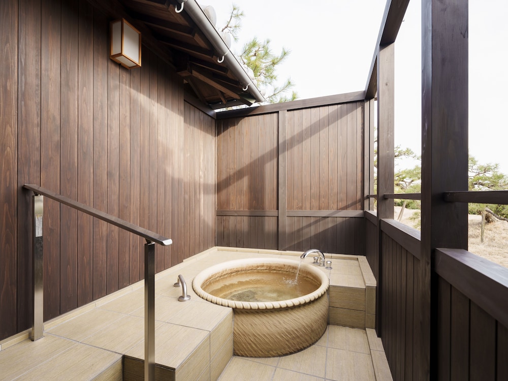 [桐の間] 離れ北側客室 露天風呂付き 禁煙 バスルーム1 | Ryokan尾道西山