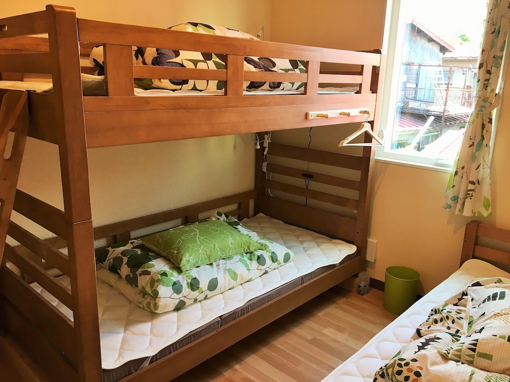 3名用個室（2段ベッド + シングルベッド）　山側 客室1 | ホステル富士山・結