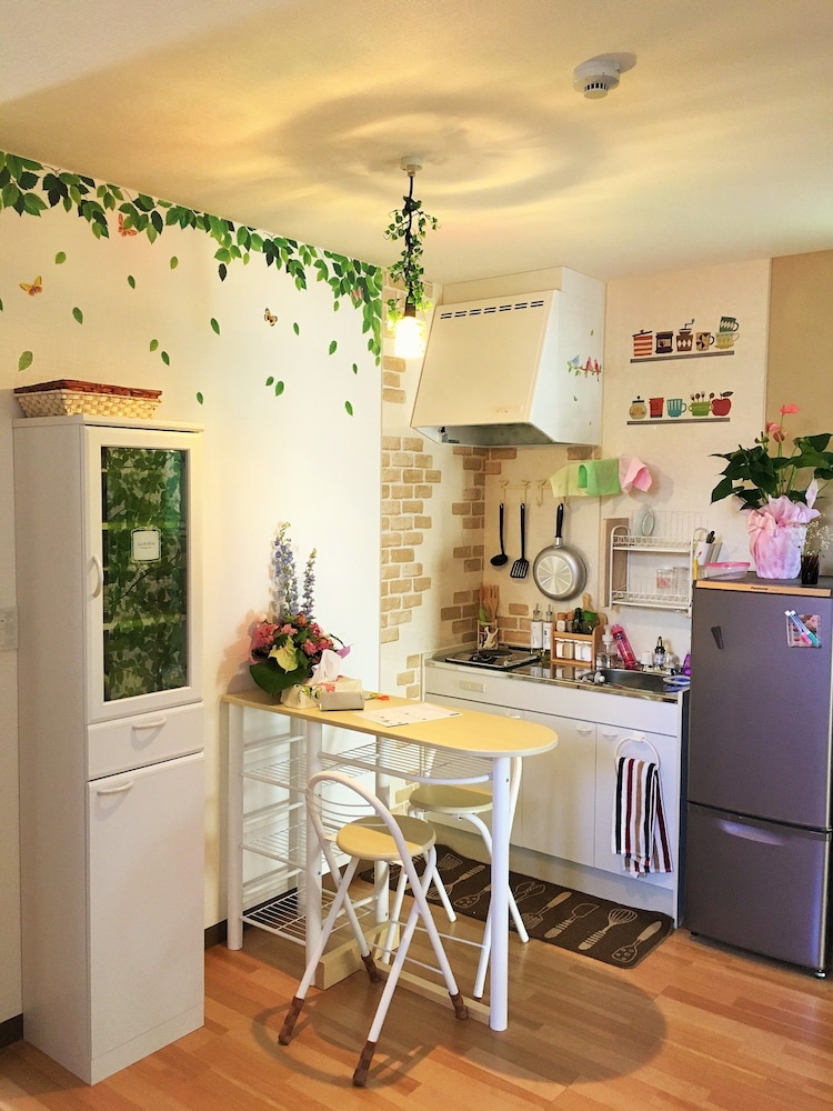 3名用個室（2段ベッド + シングルベッド）　山側 客室内のダイニングエリア0 | ホステル富士山・結