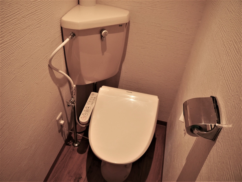 和洋室 (ツイン+和室6畳) ウォシュレットトイレ付 禁煙 バスルーム0 | ザ・サンセット知床