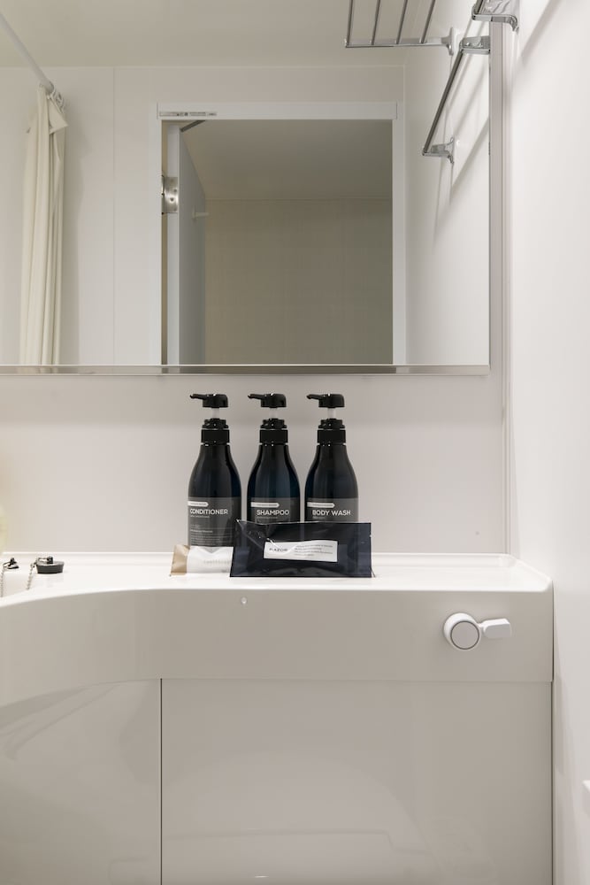 スモールダブルルーム(2名利用可能) 喫煙可 [シングルベッド１台のみ] (禁煙・喫煙リクエスト不可） バスルーム1 | ホテルシルク・トゥリー名古屋