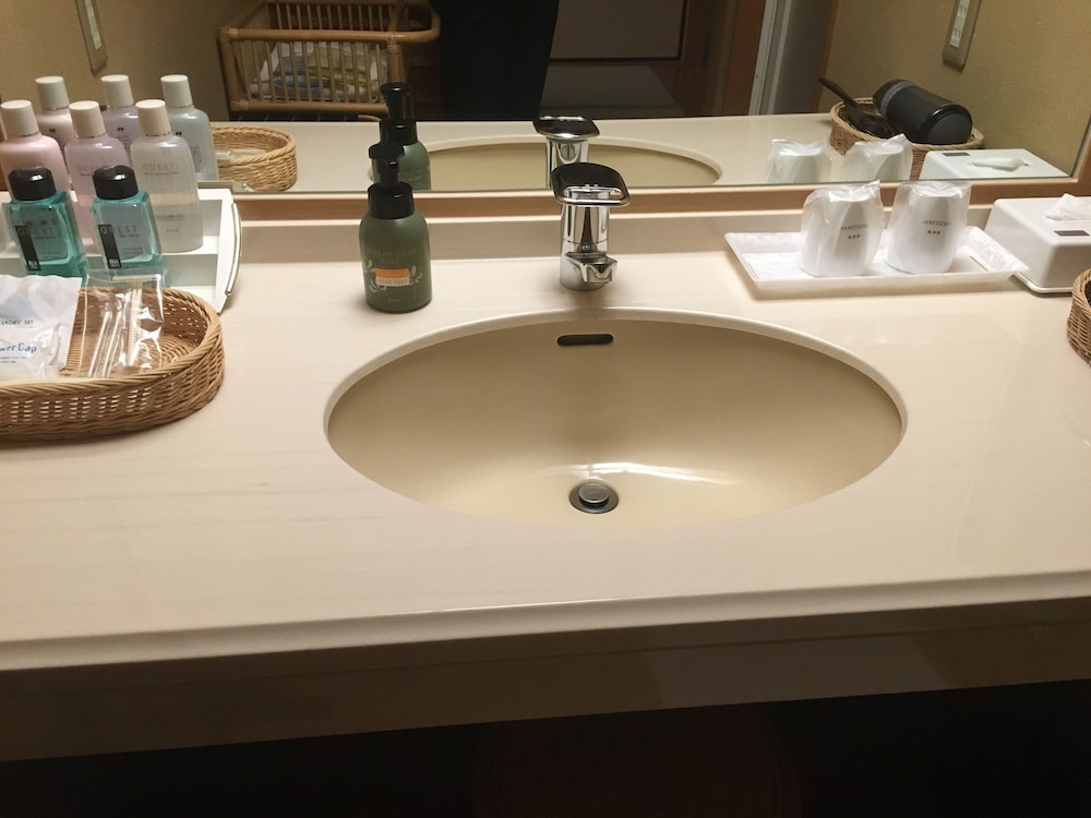 和室　セミ・スイート バスルームのシンク0 | 川上屋花水亭