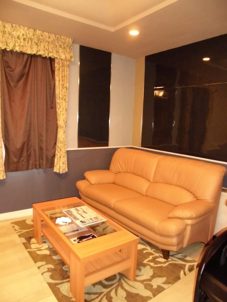 スタンダード ダブルルーム (1 King Size Bed) リビング エリア0 | HOTEL DD 香芝店