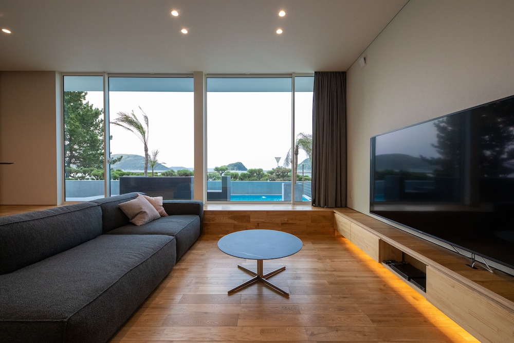 Castle Side Villa 波静 (なみしずか) 素泊りプラン [チェックイン15:00~] リビング エリア0 | 水野旅館