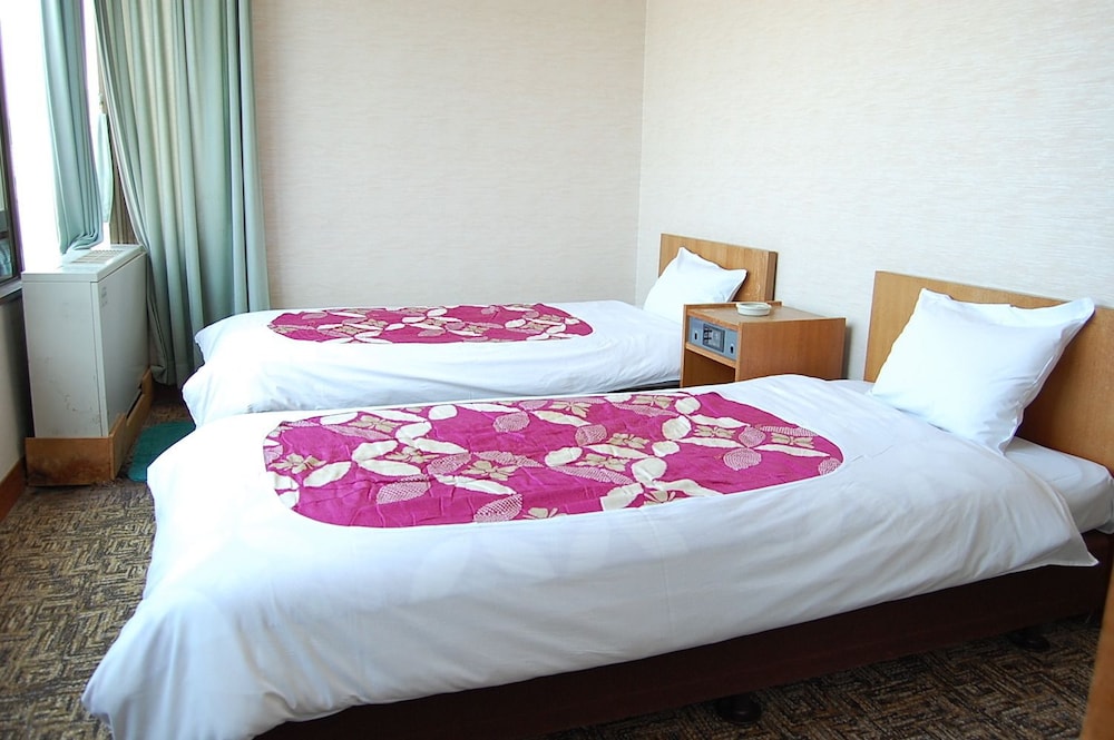 和洋室 （シングルベッド2台 + 布団5組） | 錦浦館