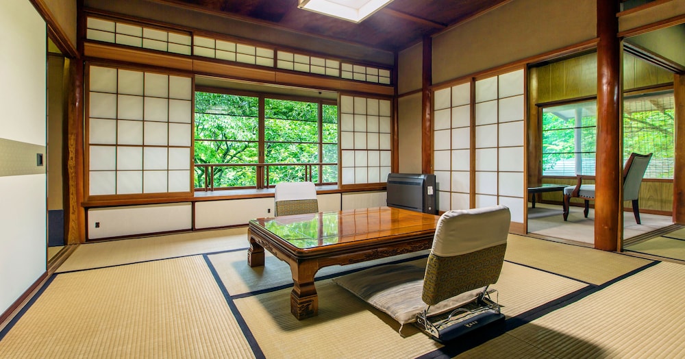 別荘のような寛ぎの「離れ」 客室1 | 強羅環翠楼