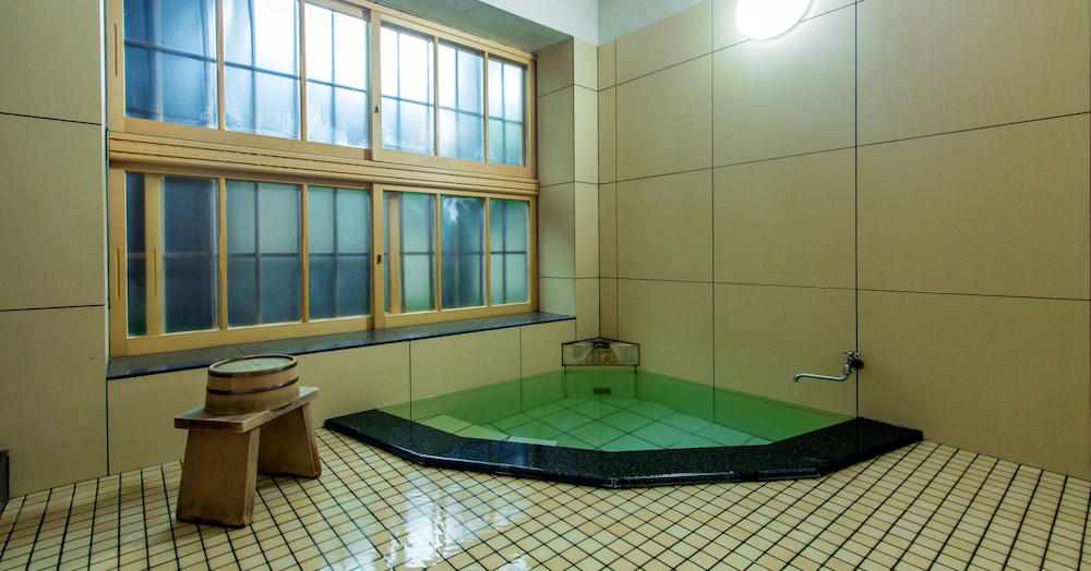 最も広い離れ貴賓室「錦華亭・八集庵」 客室2 | 強羅環翠楼