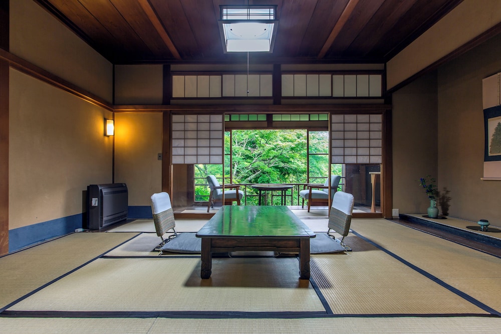 本館「梅」または「木立」(お風呂なし) 客室3 | 強羅環翠楼