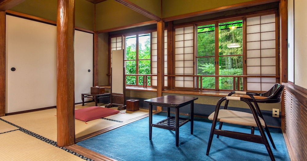 別荘のような寛ぎの「離れ」 客室2 | 強羅環翠楼