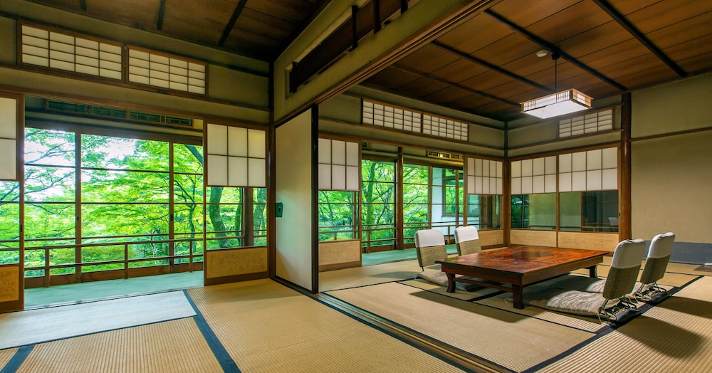 最も広い離れ貴賓室「錦華亭・八集庵」 | 強羅環翠楼