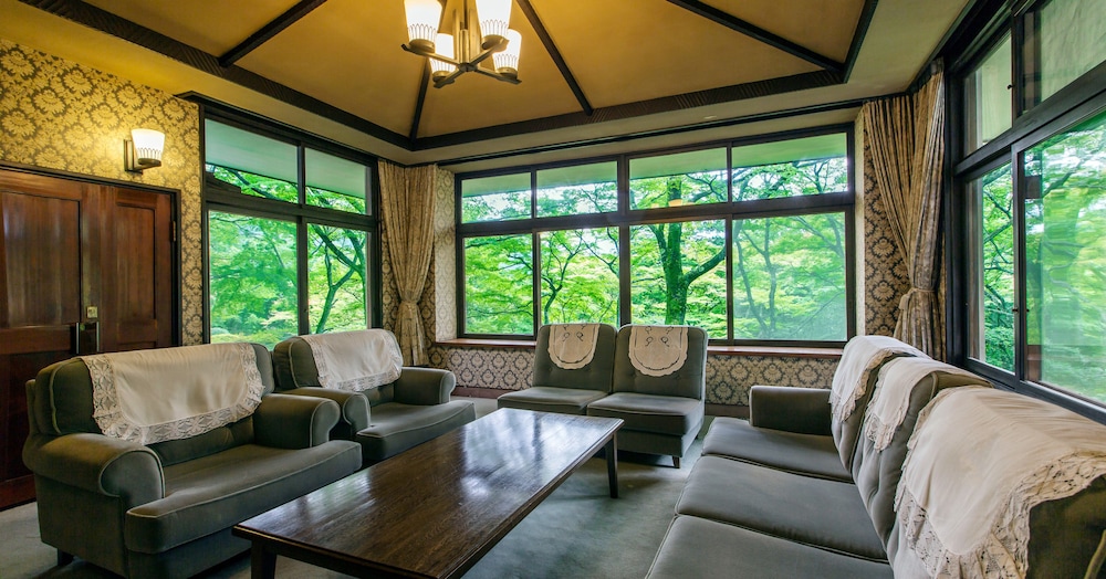 最も広い離れ貴賓室「錦華亭・八集庵」 客室1 | 強羅環翠楼