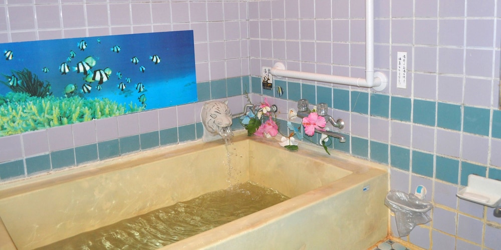 ベーシック ツインルーム 共用バスルーム0 | 地中海ペンション クノッソス