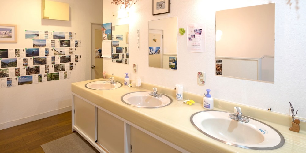 ベーシック ツインルーム バスルームのシンク0 | 地中海ペンション クノッソス