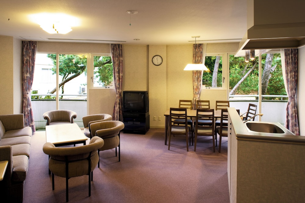 (ペット同伴不可)グループタイプB 喫煙可 (3歳以下のお子様は添い寝となり無料の為, 検索時の予約人数に含めないで下さい) 客室1 | シーガイア・フォレスト・コテージ