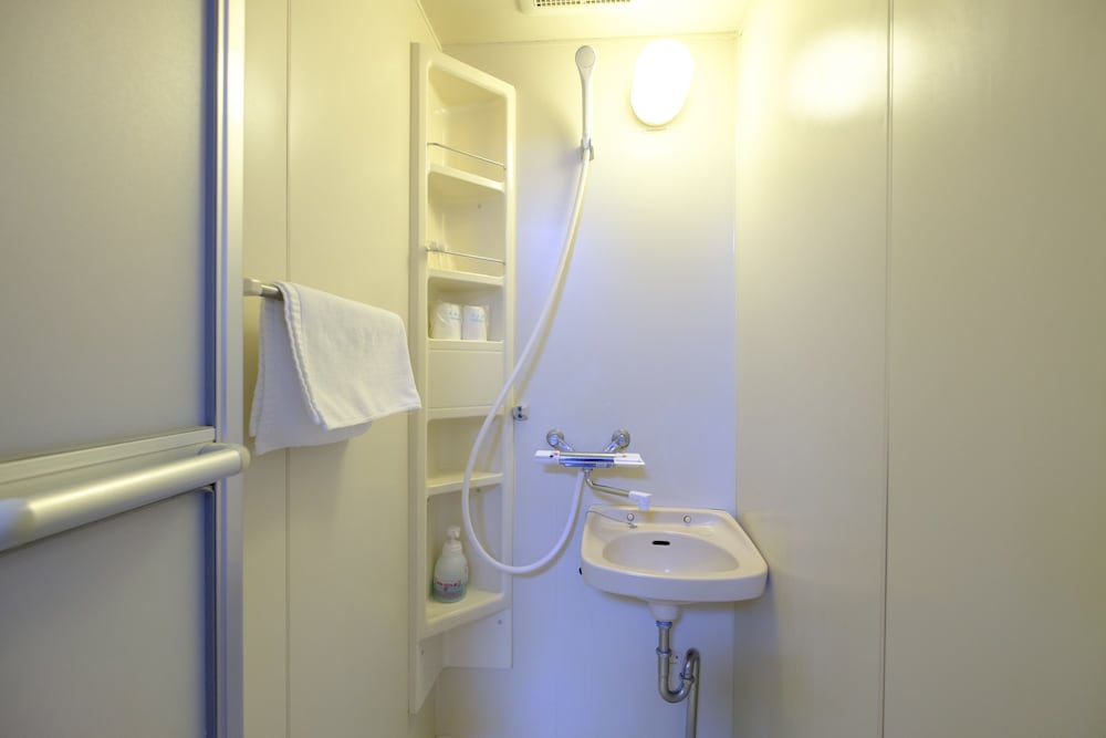 ツインルームトイレありバス無し バスルームのシャワー0 | はなせん