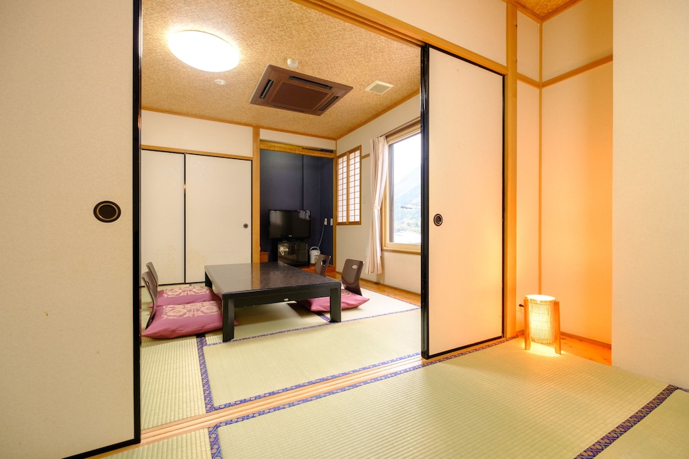 和室10畳2間バストイレ無し 客室2 | はなせん