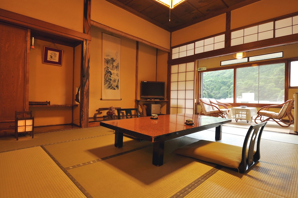 [共用バスルーム] 懐かしの間 貸切温泉30分付き 夕朝部屋食 禁煙 客室5 | 彌榮館