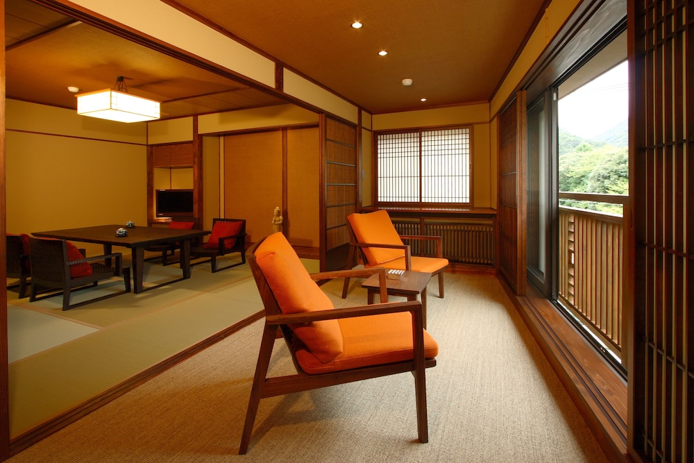 [共用バスルーム] せせらぎの間 (飛鳥 嵐山) 貸切温泉30分付き 夕朝部屋食 禁煙 リビング エリア0 | 彌榮館