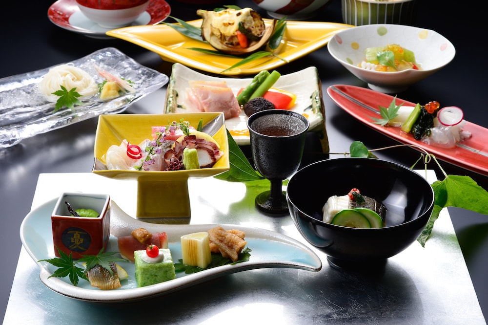 [専用風呂] ゆとりの間 (蓬莱) 貸切温泉30分付き 夕朝部屋食 禁煙 客室内のダイニングエリア0 | 彌榮館