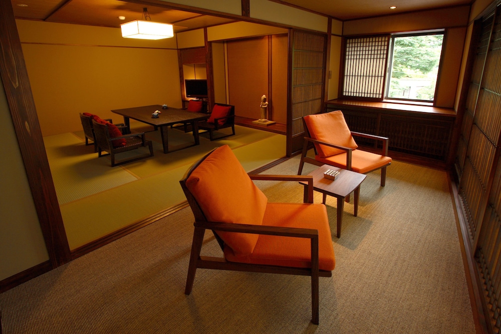 [共用バスルーム] せせらぎの間 (栞) 貸切温泉30分付き 夕朝部屋食 禁煙 客室2 | 彌榮館