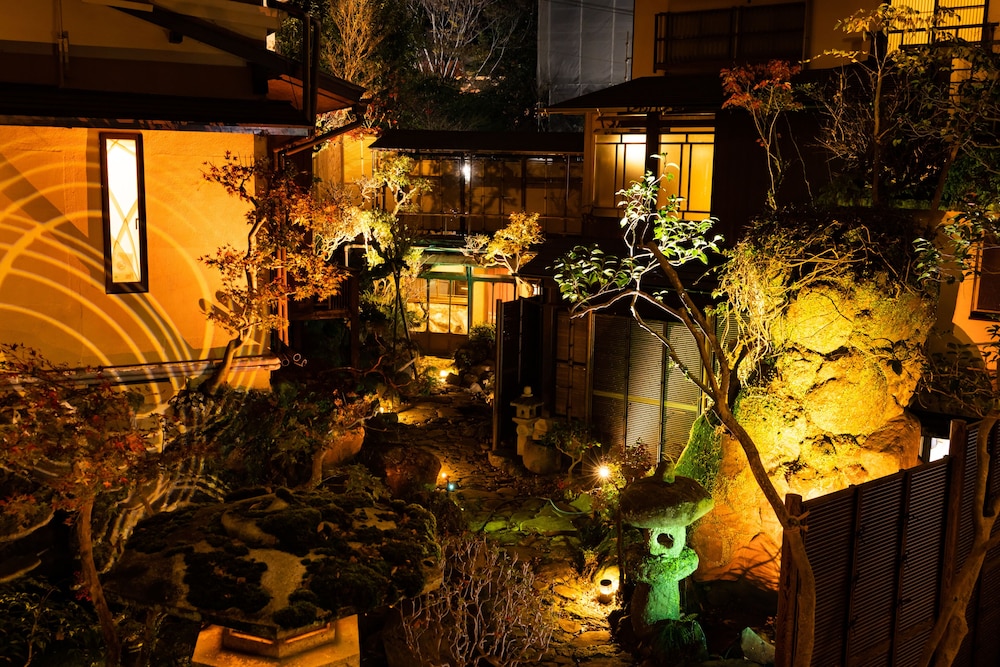 [共用バスルーム] 懐かしの間 貸切温泉30分付き 夕朝部屋食 禁煙 テラス / パティオ0 | 彌榮館