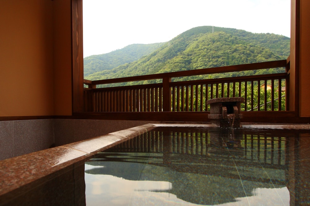 [専用風呂] 部屋タイプ指定なし 貸切温泉30分付き 夕朝部屋食 禁煙 深めの浴槽2 | 彌榮館