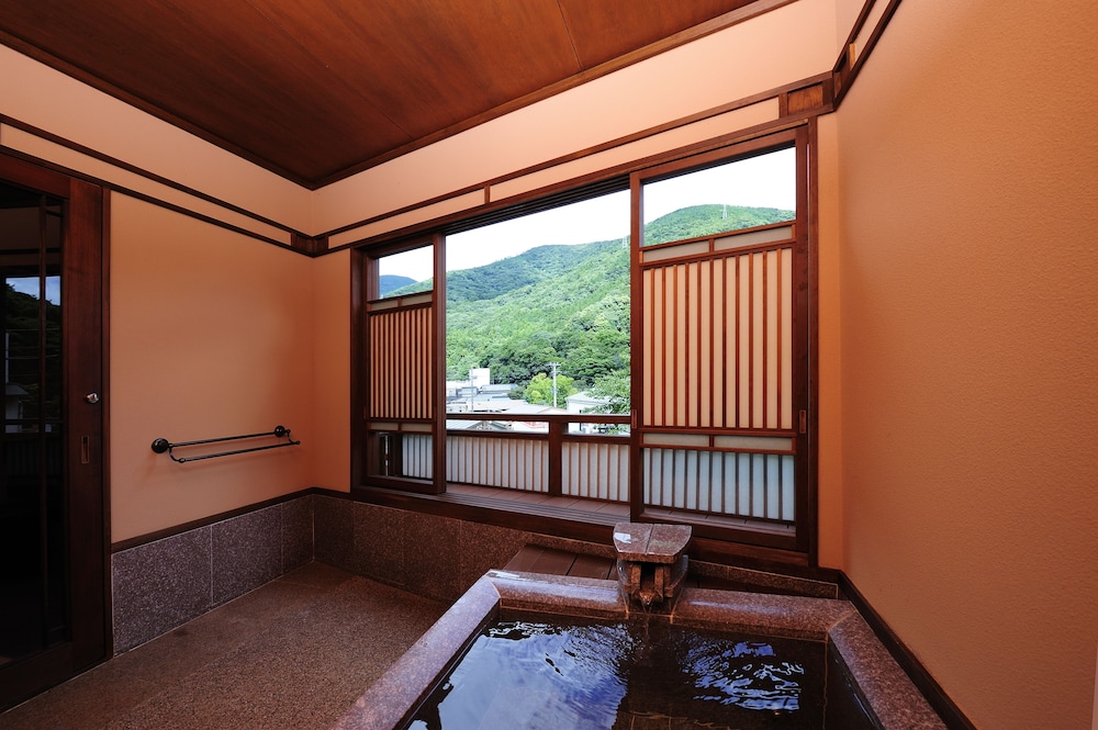 [専用風呂] 部屋タイプ指定なし 貸切温泉30分付き 夕朝部屋食 禁煙 深めの浴槽0 | 彌榮館