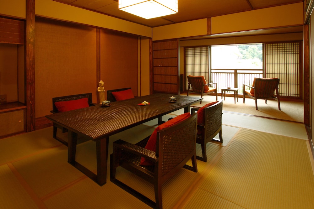 [共用バスルーム] せせらぎの間 (飛鳥 嵐山) 貸切温泉30分付き 夕朝部屋食 禁煙 | 彌榮館