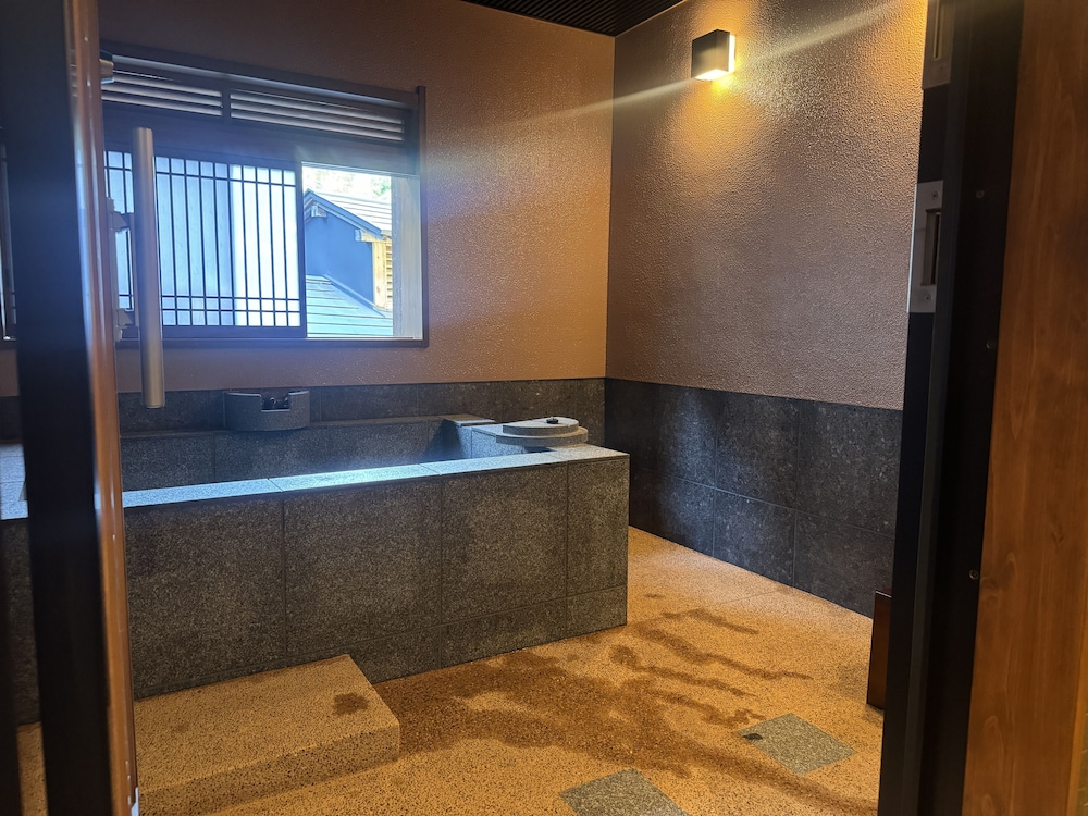 和室 スタンダード 専用風呂＆サウナ付き 禁煙 バスルーム0 | 彌榮館