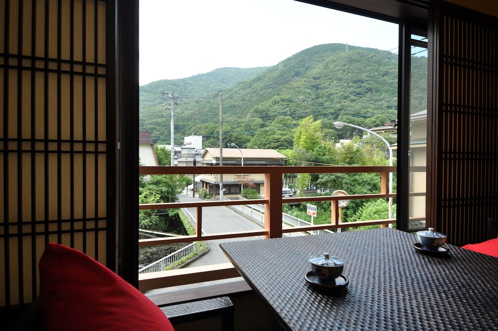 [共用バスルーム] せせらぎの間 (栞) 貸切温泉30分付き 夕朝部屋食 禁煙 | 彌榮館