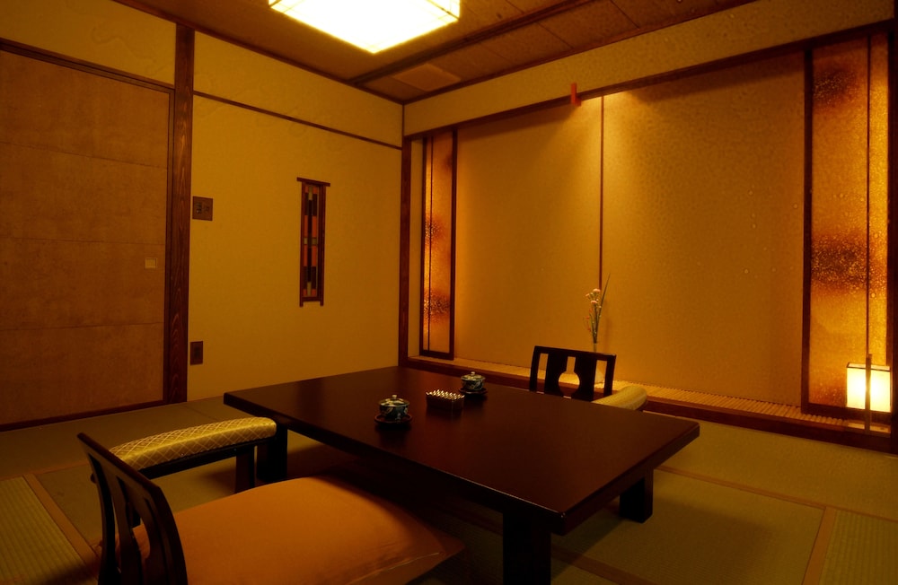 [共用バスルーム] せせらぎの間 (飛鳥 嵐山) タラバ蟹, 貸切温泉30分付き 夕朝部屋食 禁煙 客室2 | 彌榮館