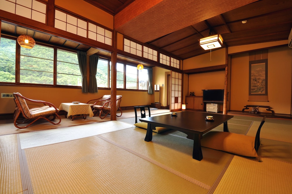 [共用バスルーム] 懐かしの間 貸切温泉30分付き 夕朝部屋食 禁煙 客室1 | 彌榮館