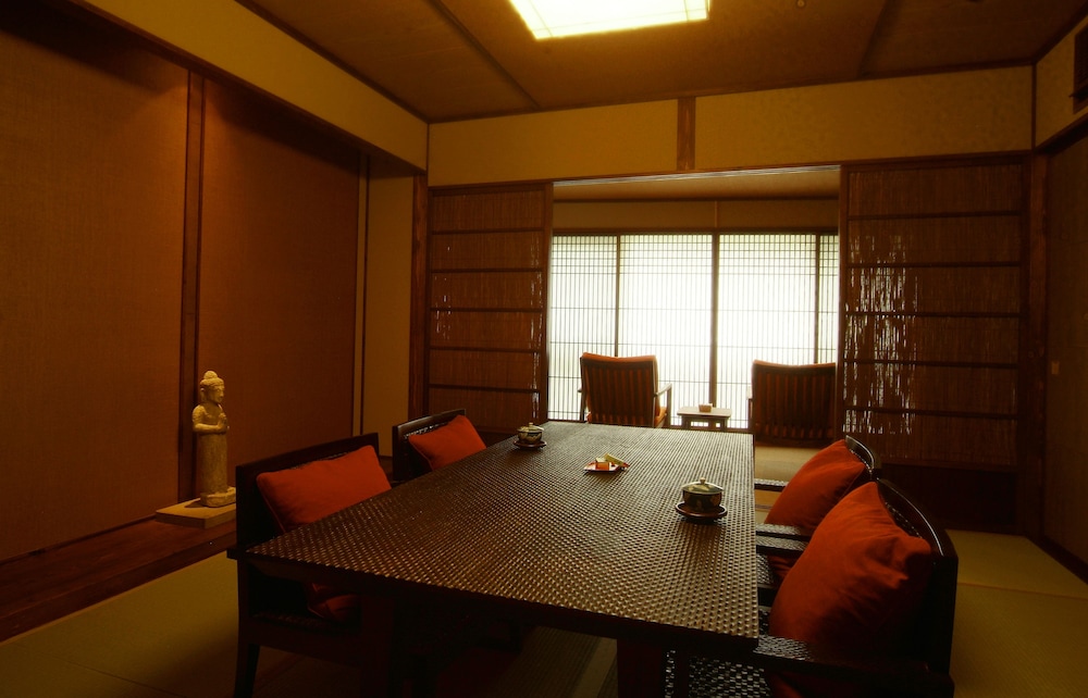 [共用バスルーム] せせらぎの間 (飛鳥 嵐山) 貸切温泉30分付き 夕朝部屋食 禁煙 客室2 | 彌榮館