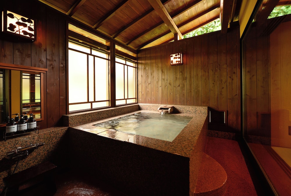 [専用風呂付] 親しみの間 (葛城 山吹) 貸切温泉30分付き 夕朝部屋食 禁煙 バスルーム1 | 彌榮館