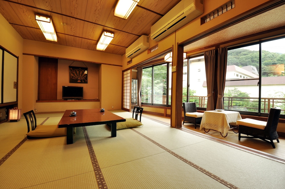 [共用バスルーム] 懐かしの間 貸切温泉30分付き 夕朝部屋食 禁煙 客室3 | 彌榮館