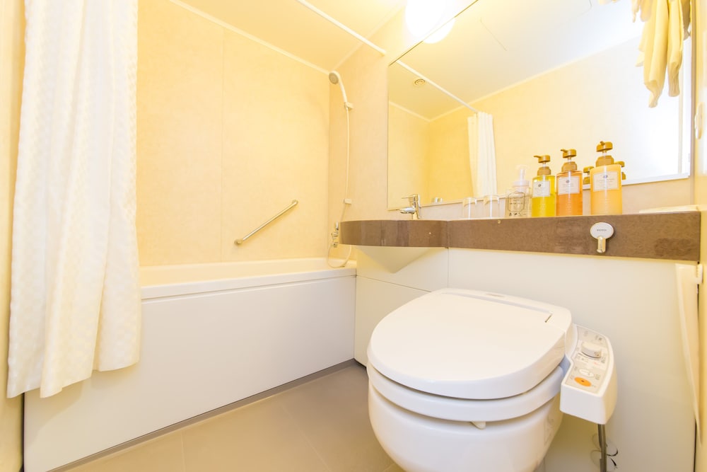 トリプルルーム 禁煙 (ベッド幅 110 cm, ソファーベッド ベッド幅90 cm) (0-５歳 添寝 1名まで) バスルーム0 | ホテル イルクオーレなんば