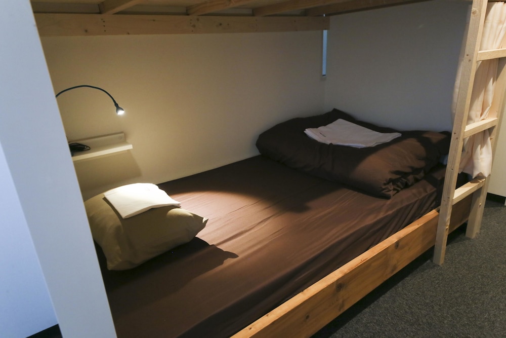 プライベートルーム（２段ベッド2台） 禁煙 客室1 | Roots Hostel