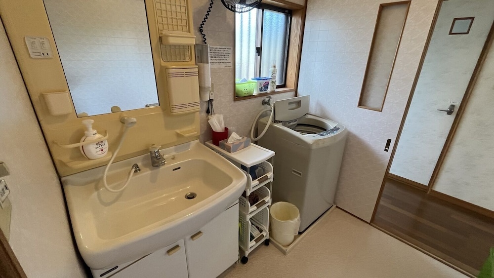 ハウス 3 ベッドルーム バスルーム1 | ドミトリー三段屋ゲストハウス
