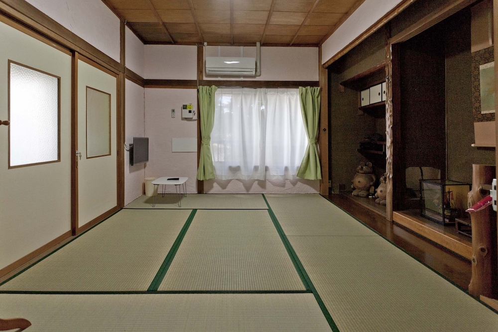 和室　スタンダードルーム　共用バスルーム | ドミトリー三段屋ゲストハウス