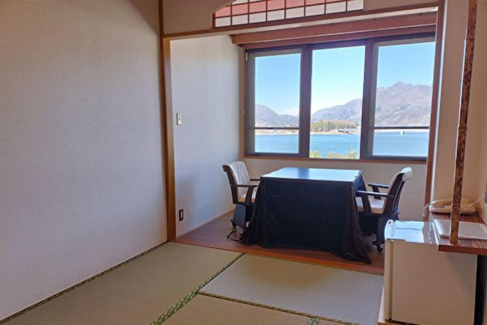 禁煙 和室7.5畳 バスタブ無のシャワーブースのみ 客室2 | ホテル湖龍